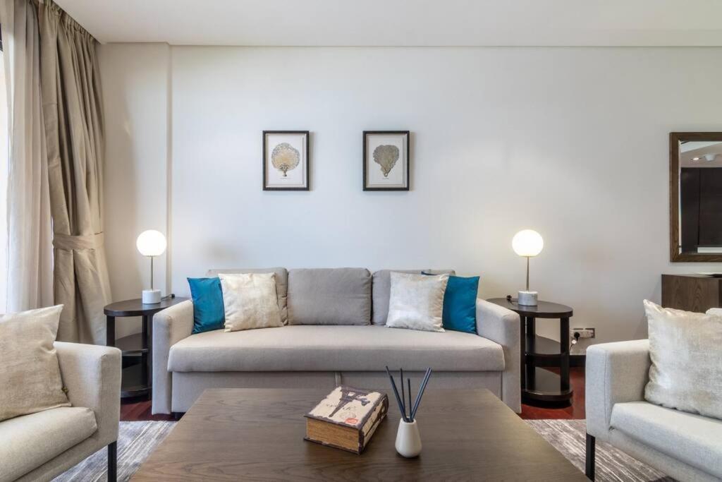 First Class 1br In Royale On The Palm Dubai